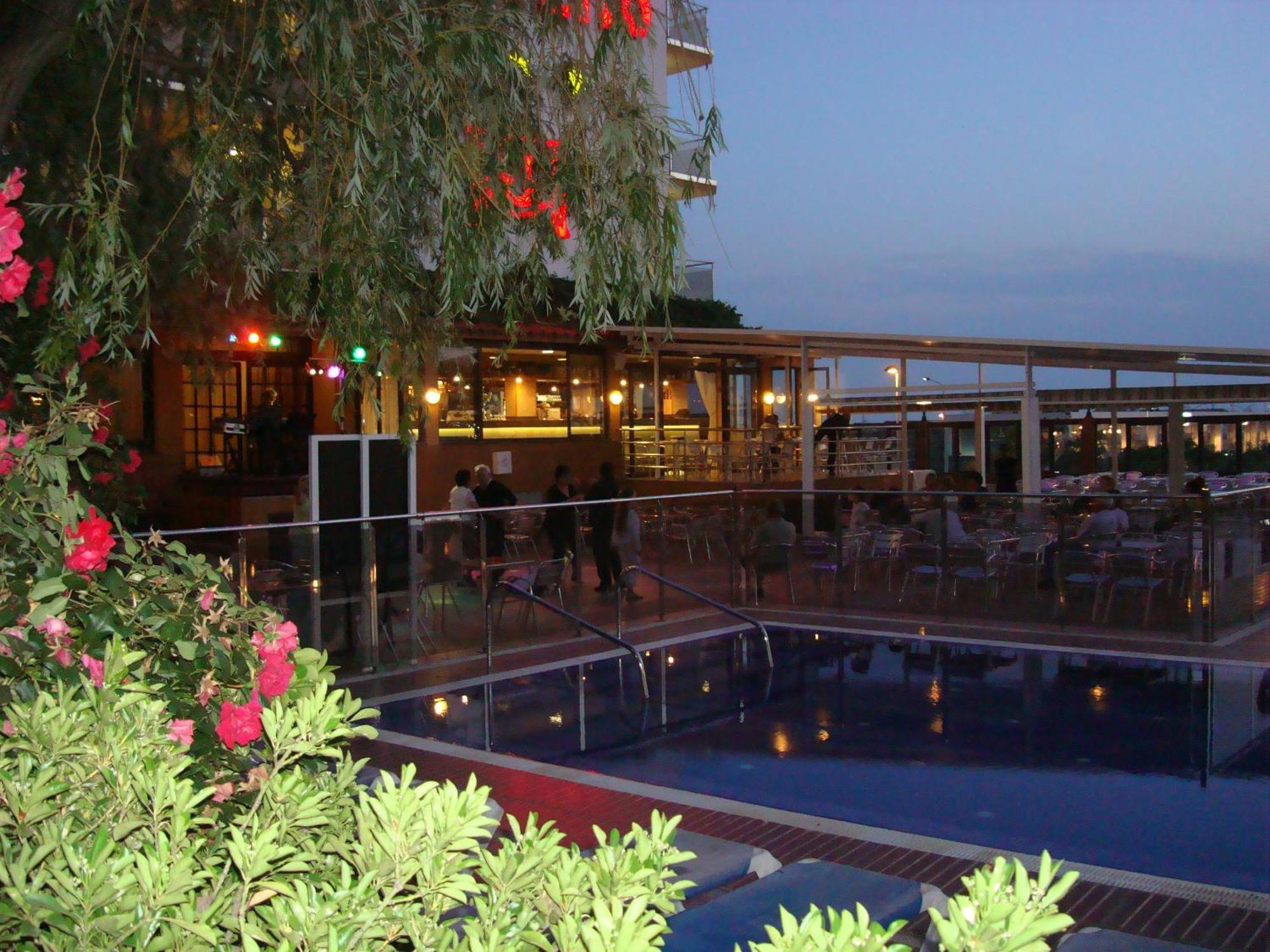 Hotel Univers Roses Luaran gambar