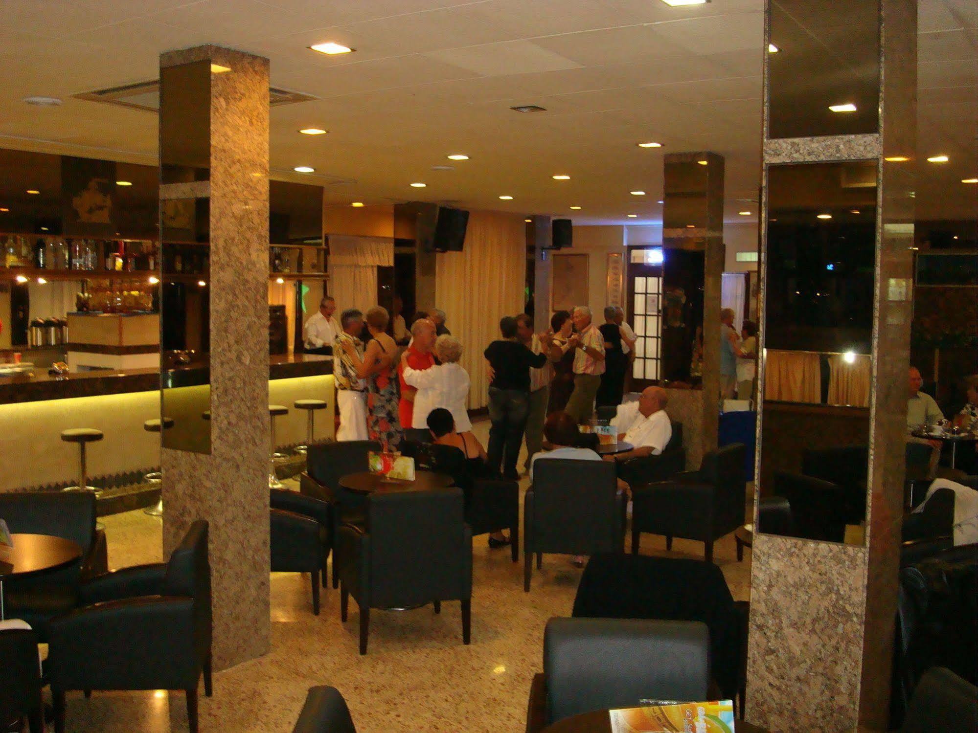 Hotel Univers Roses Luaran gambar